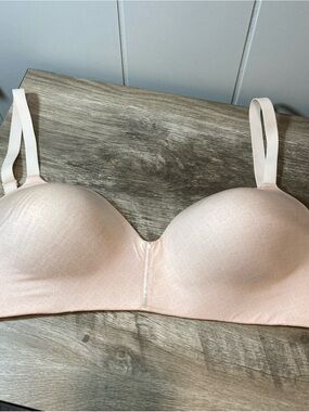 Maidenform 42C Barely There Invisible Support Bra Pink/White Lace Print Tshirt